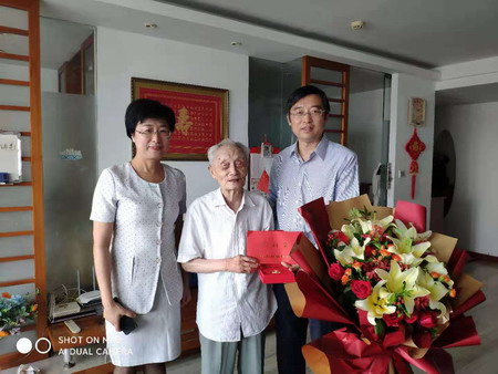蘇鹽集團黨委書記、董事長章朝陽走訪慰問老黨員