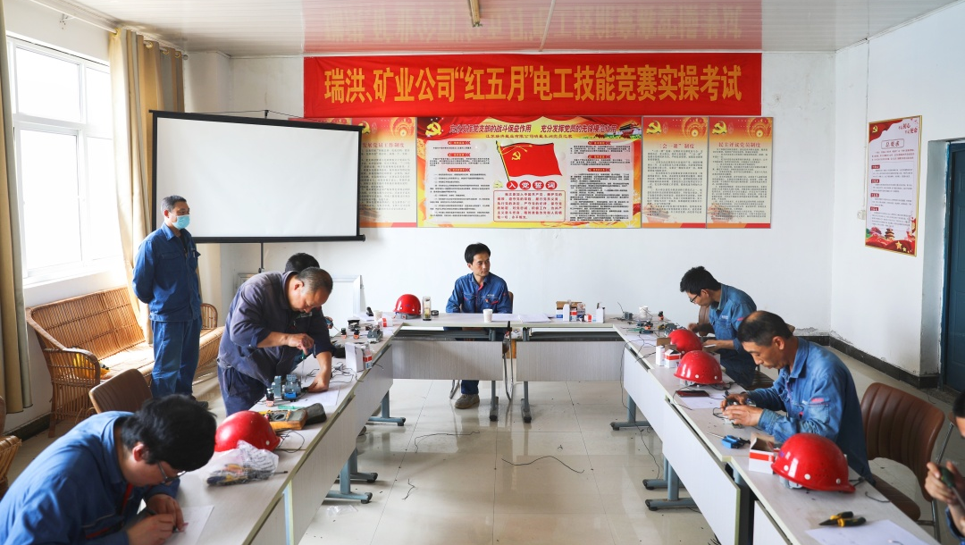 大干紅五月丨瑞洪鹽業(yè)、淮鹽礦業(yè)公司:崗位練兵強(qiáng)素質(zhì) 技術(shù)比武創(chuàng)佳績(jī) 大干紅五月丨瑞洪鹽業(yè)、淮鹽礦業(yè)公司:崗位練兵強(qiáng)素質(zhì) 技術(shù)比武創(chuàng)佳績(jī)