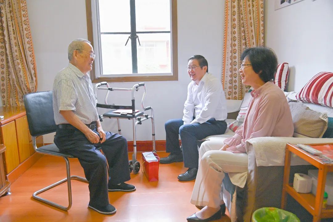 蘇鹽集團(tuán)黨委開(kāi)展國(guó)慶前走訪慰問(wèn)活動(dòng) 蘇鹽集團(tuán)黨委開(kāi)展國(guó)慶前走訪慰問(wèn)活動(dòng)